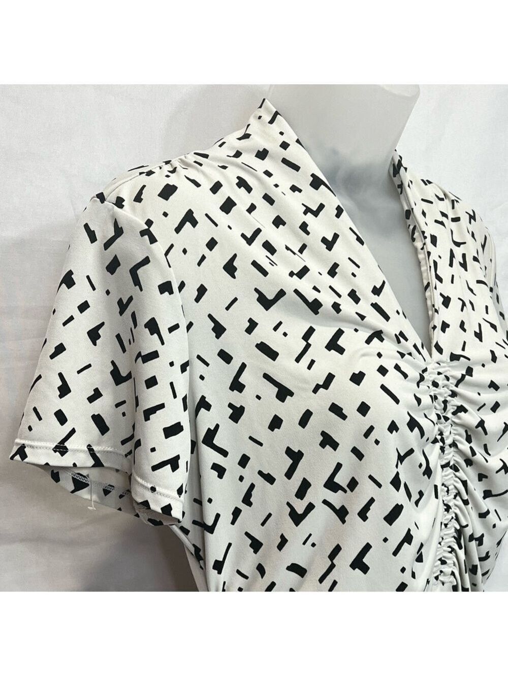 Alfani V-Neck Black & White Short Sleeve Ruched Blouse Top Size M - Picture 6 of 7